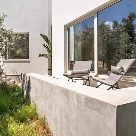 The Hideway, Peaceful Energy & Modern Comfort!